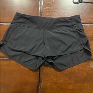 Lululemon black speed up shorts sz 6 2.5” EUC